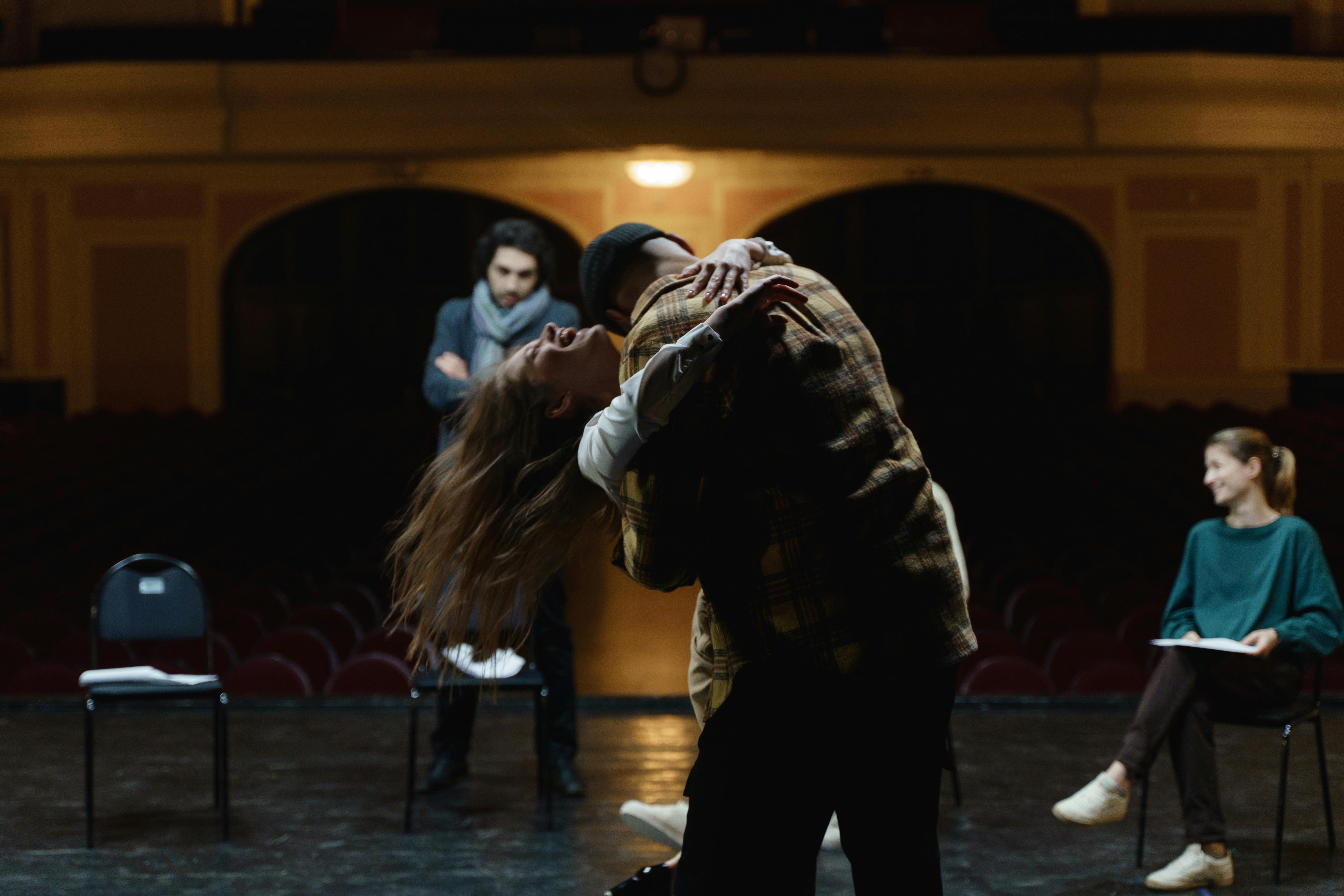 curs improvizatiecursuri de actorie, cursuri de teatru, cursuri dezvoltare personala teatru actorie
